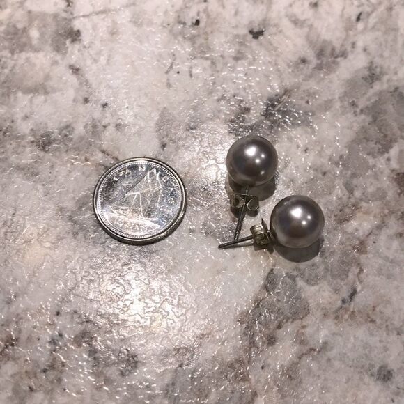 3/30$ Grey faux pearls earrings - Picture 3 of 3